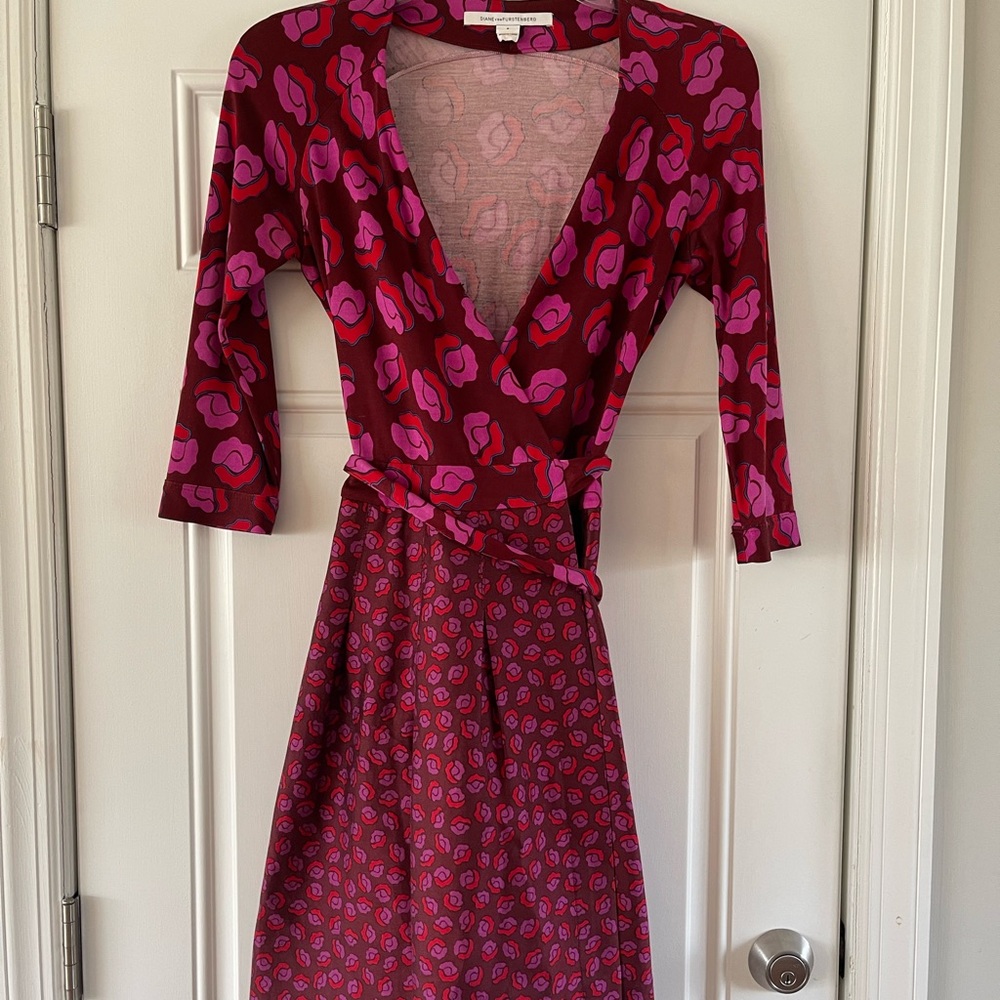 COPY - Beautiful fun wrap dress. Almost like brand new. Knee length.